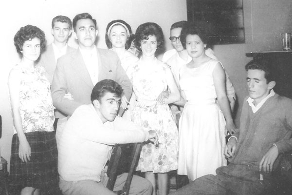 Esta foto me foi cedida pela leitora Cleide Couto Santos Gobbo. Era a turma de formandos em contabilidade do ano de 1959-1960, do então Instituto Francano de Ensino, o Ateneu. Da esquerda para a direita: Cleide Gobbo, Mauro, Marcos Kaluf, Vilma Rinaldi, I